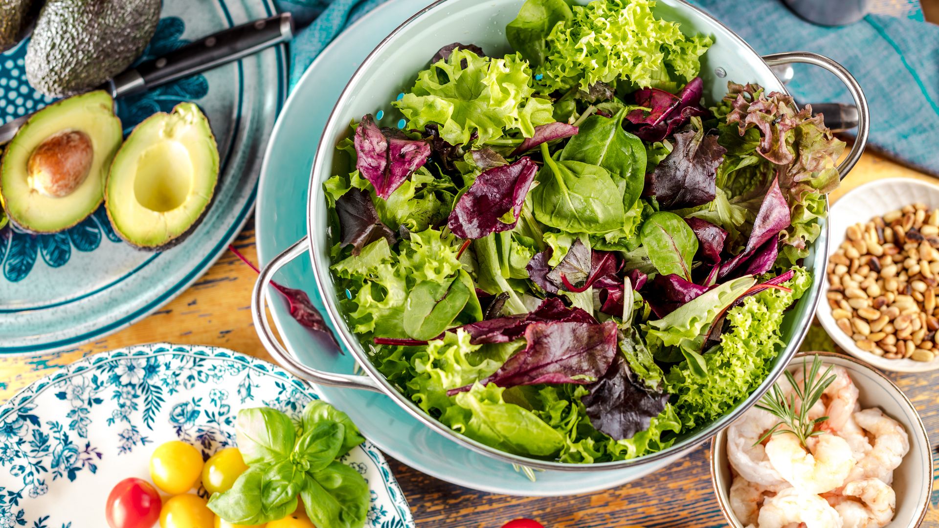 Bol con hojas de lechuga para ensalada