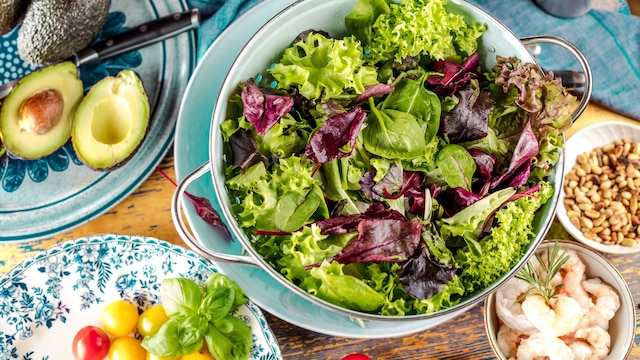 Bol con hojas de lechuga para ensalada