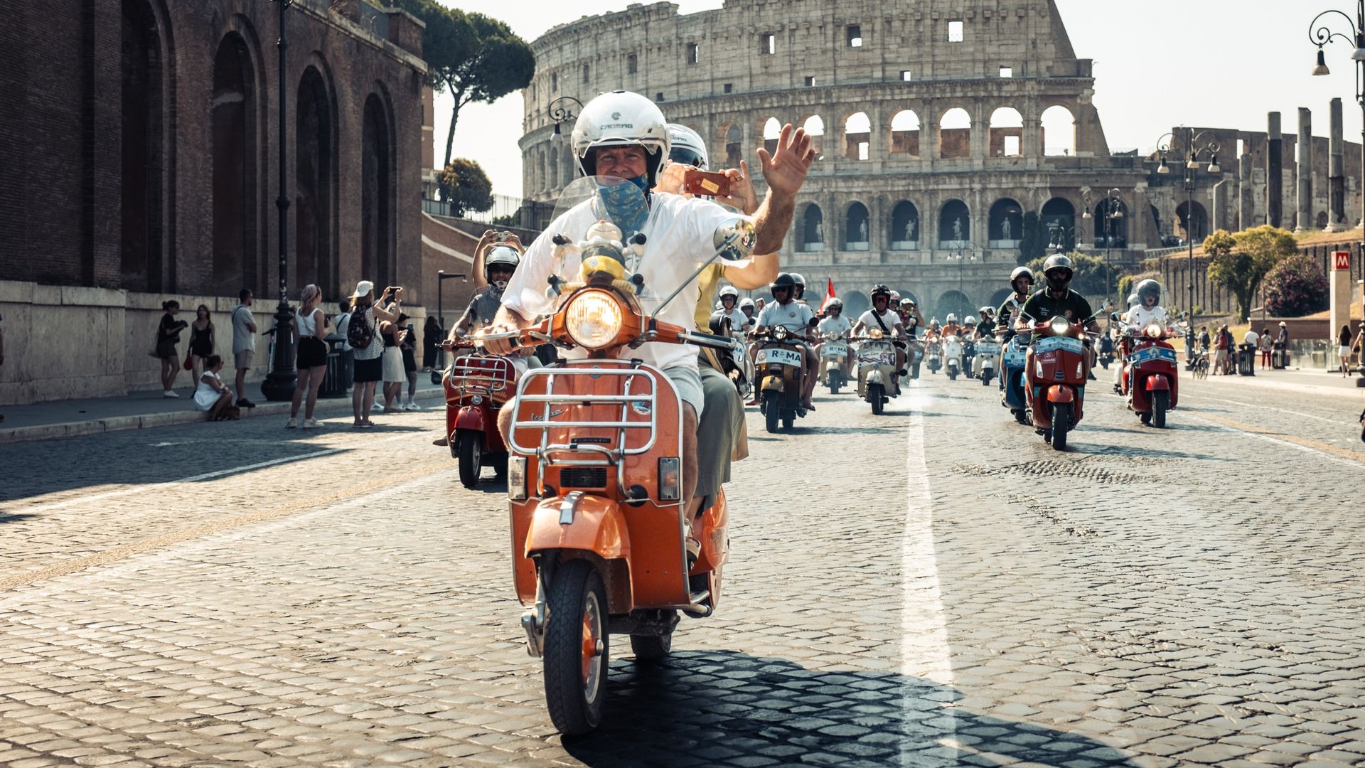 Un fin de semana estilo “Vacaciones en Roma”: así fue el 80 aniversario de Vespa en la Ciudad Eterna