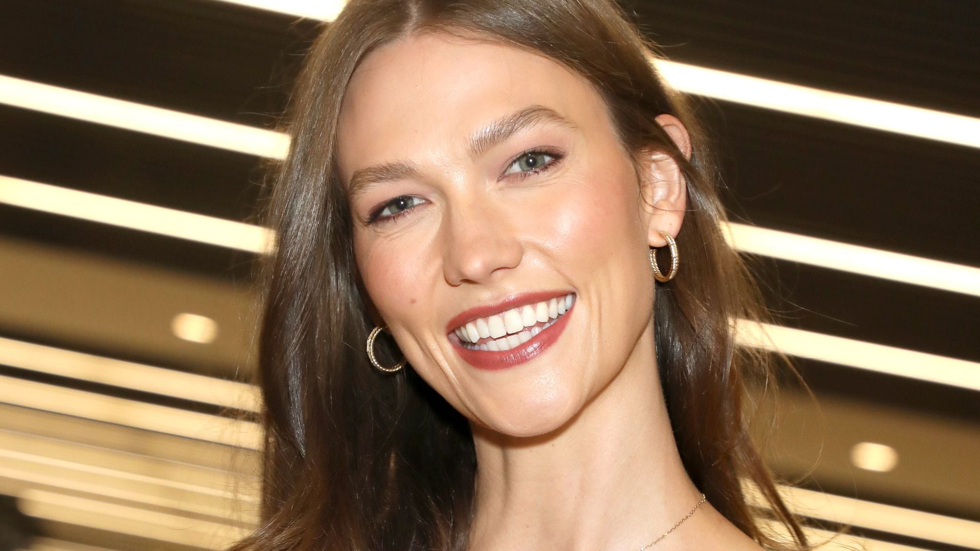 Karlie Kloss, pura emoción al abrir el álbum de fotos de su hija recién nacida, Rae Florence: "Un bebé ángel está aquí"
