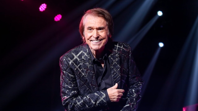Raphael en un concierto saludando a su público