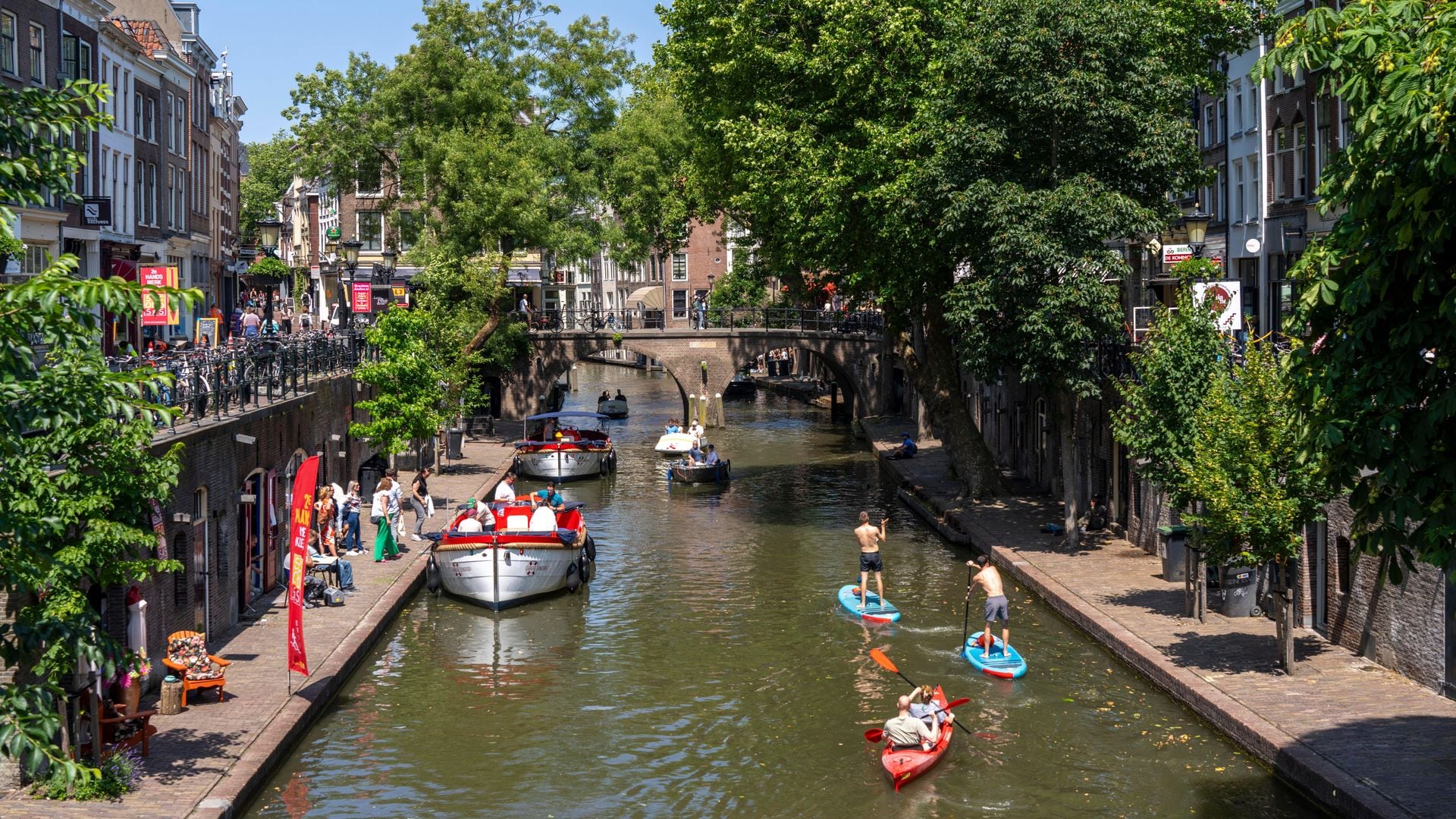 Practicando deportes acuáticos en el canal Oudegracht, el principal de la ciudad de Utrecht, Países Bajos