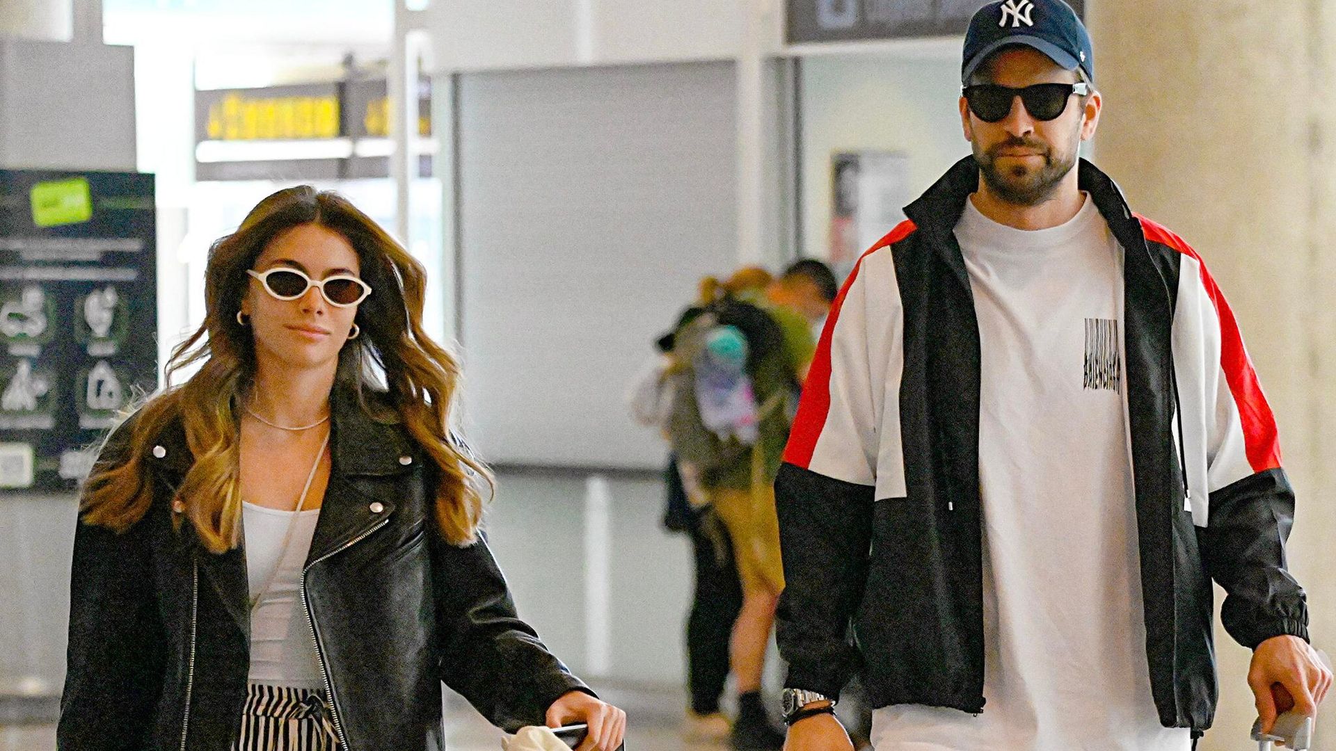 Gerard Piqué y Clara Chía viajan con estilo, tras celebrar el cumpleaños 25 de ella