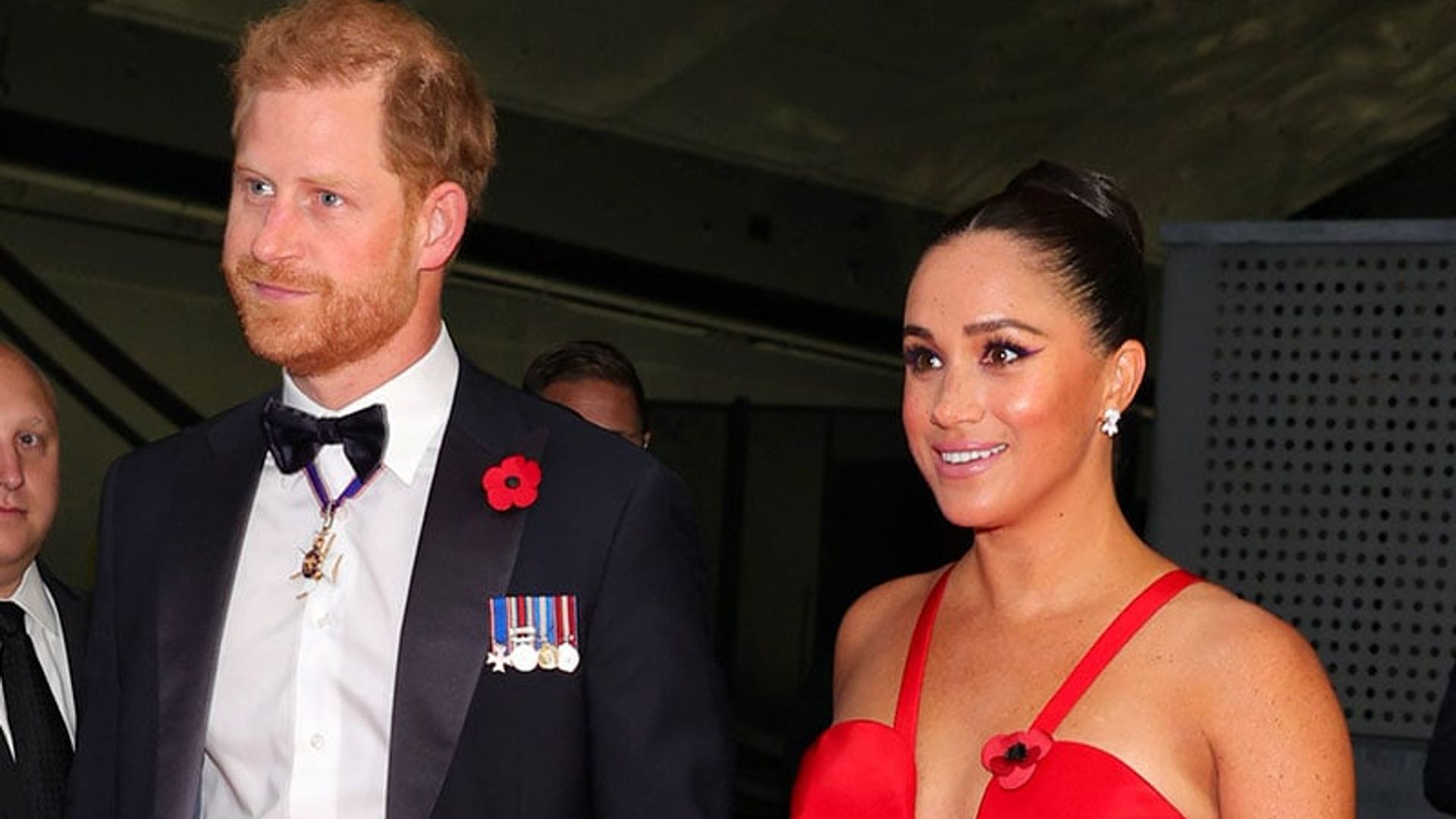 Meghan Markle deslumbra en carmín en su primera gala en su nueva vida