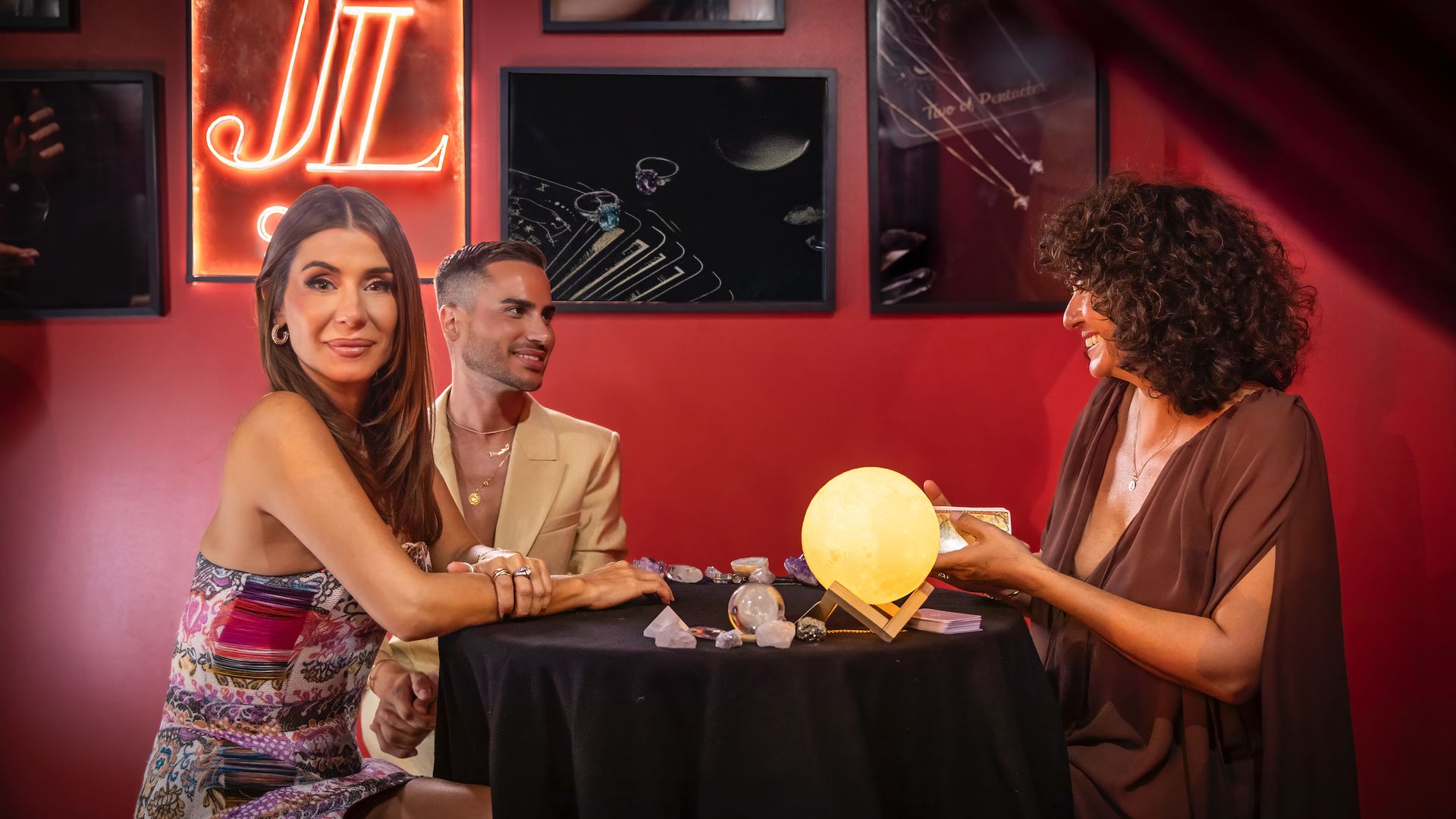 Tarot, piedras preciosas y 'vibes' cósmicas: el lado más brillante de la noche GEN ¡H!