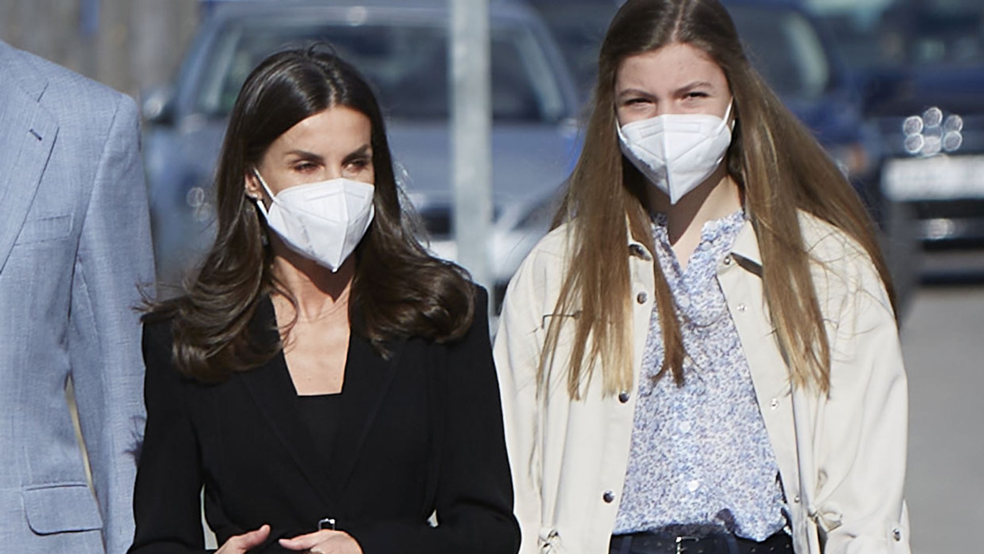 La sobriedad de doña Letizia en su visita a los refugiados con bailarinas y truco cintura de avispa