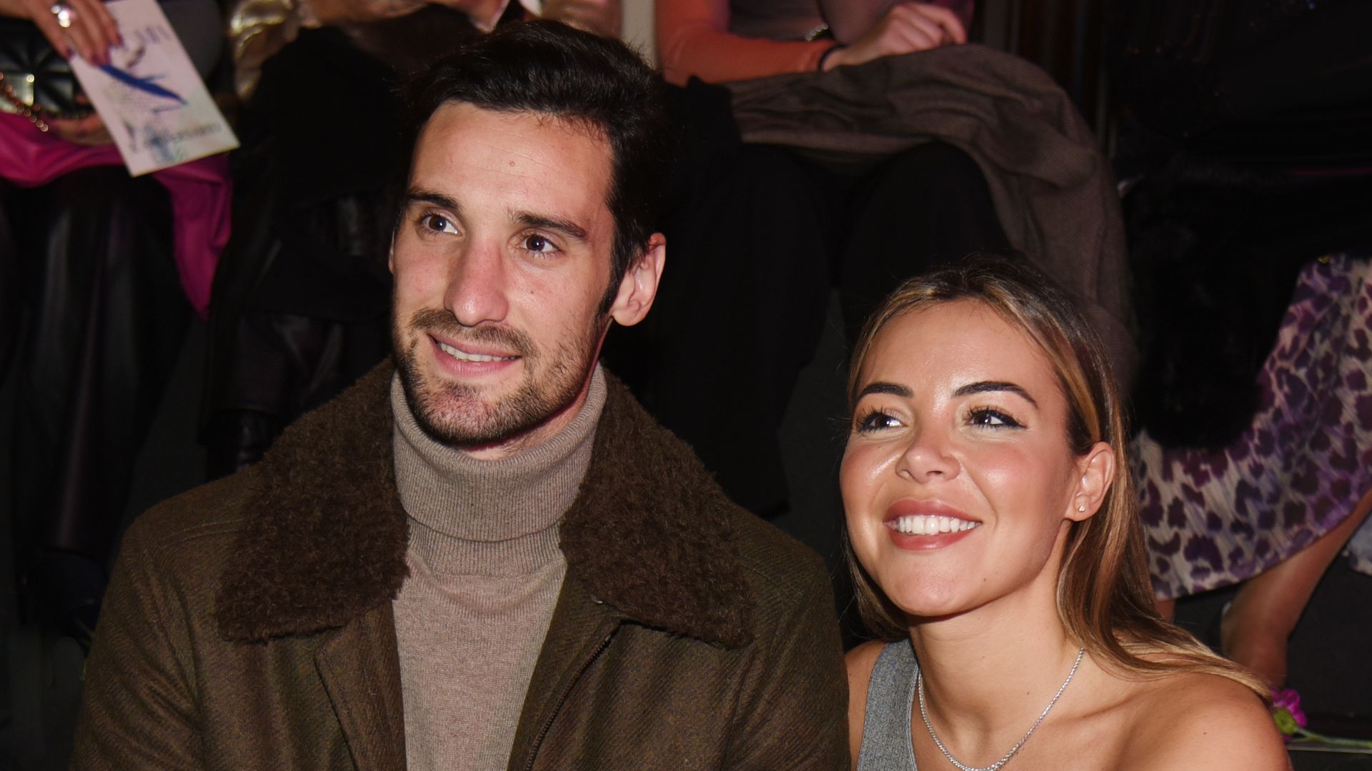 Sergio Rico y Alba Silva habrían sufrido un violento asalto en su residencia de la urbanización La Juliana, en Sevilla, donde varios encapuchados los habrían amordazado y golpeado
