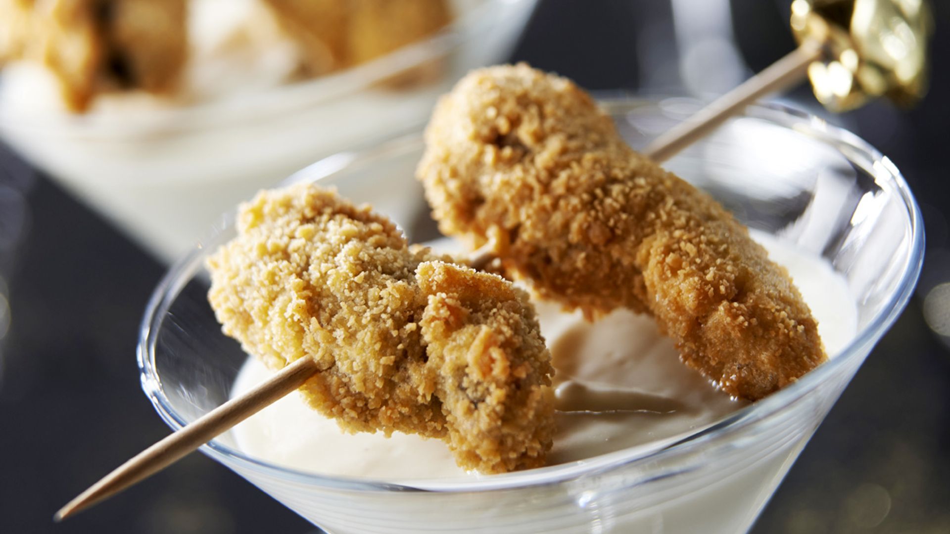 Brocheta de cigalas empanadas con crema de coco