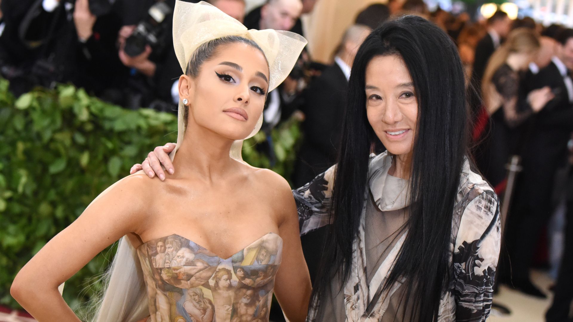 El increíble pacto con el diablo de Vera Wang, la diseñadora de los vestidos de boda de Kim Kardashian y Ariana Grande