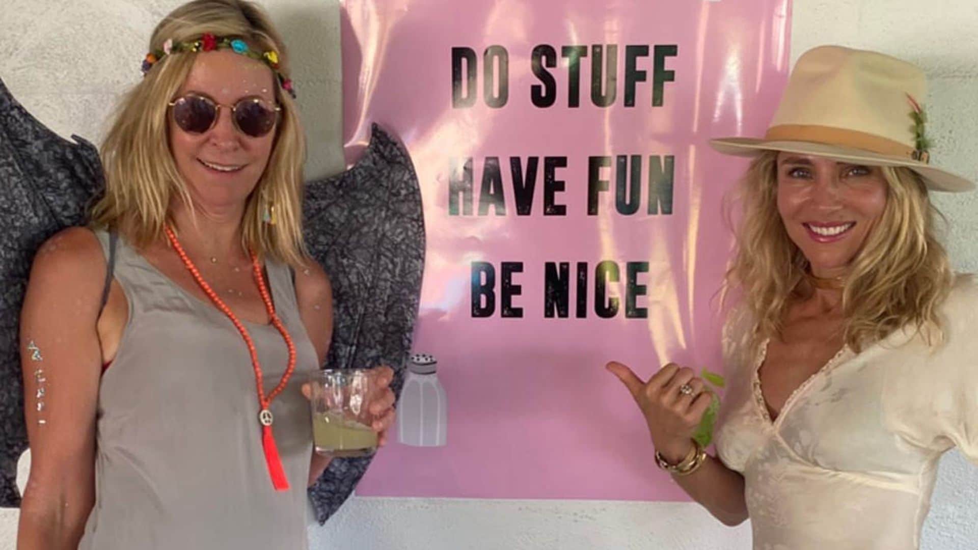 Elsa Pataky felicita a la madre de Chris Hemsworth en su 60 cumpleaños y... ¡parecen hermanas!