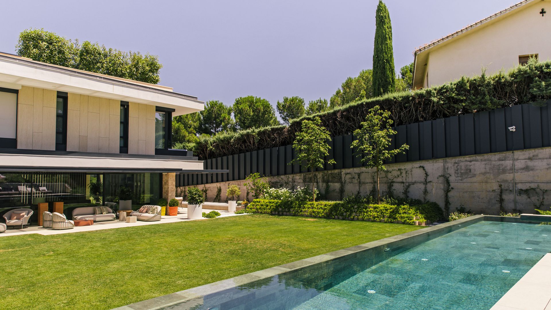 Otra vista del espacioso jardín y la fachada trasera de la casa. 