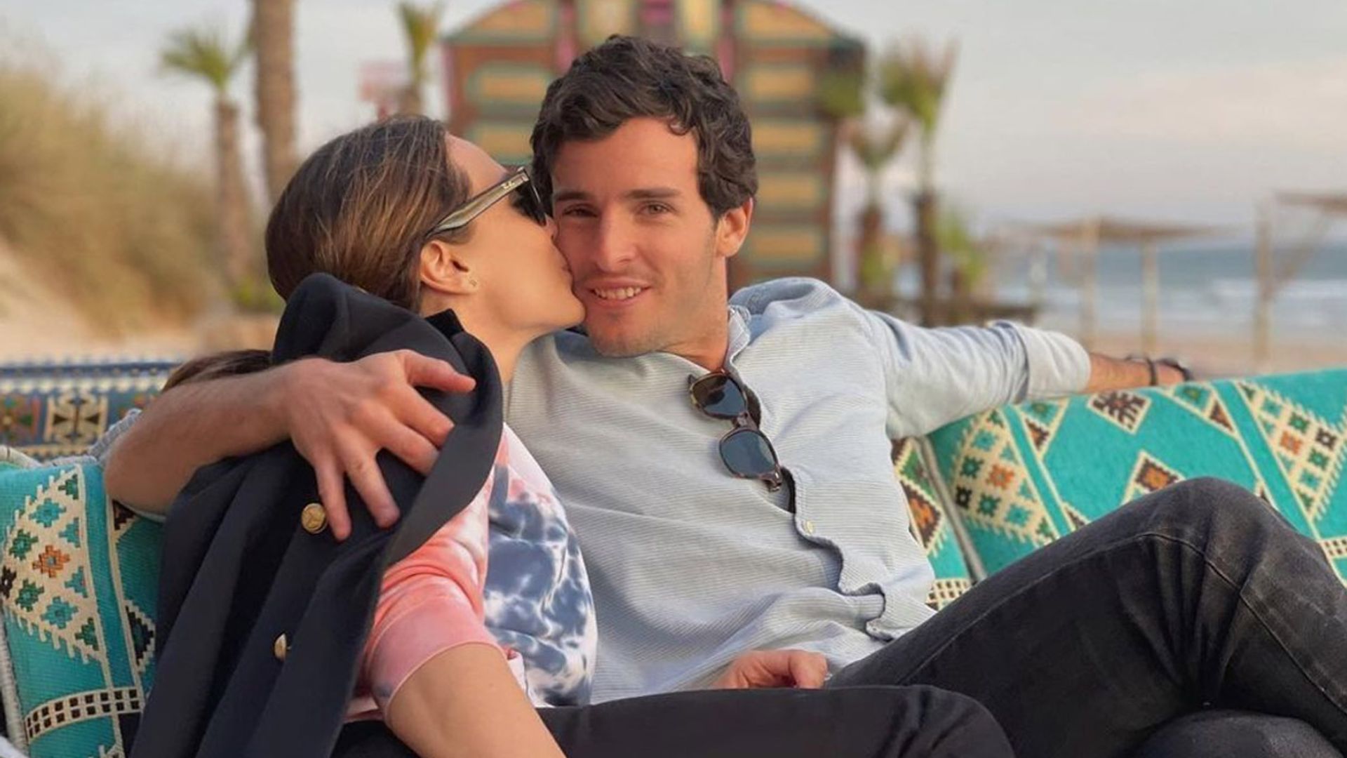 Íñigo Onieva nos enseña el coqueto salón de su piso mientras disfruta con Tamara Falcó de un plan de lo más casero