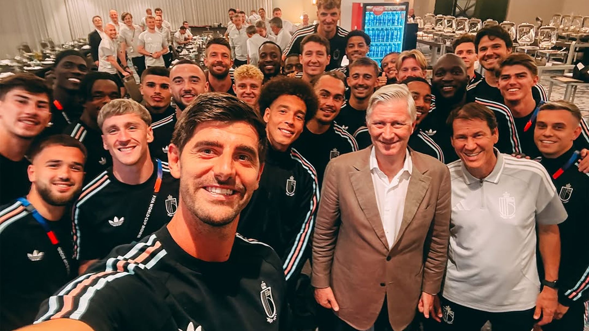 El rey de los belgas se salta el protocolo y cena con Courtois y la selección a escasas horas del encuentro con España