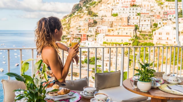 Mujer desayunando en Positano, Costa Amalfitana, Italia