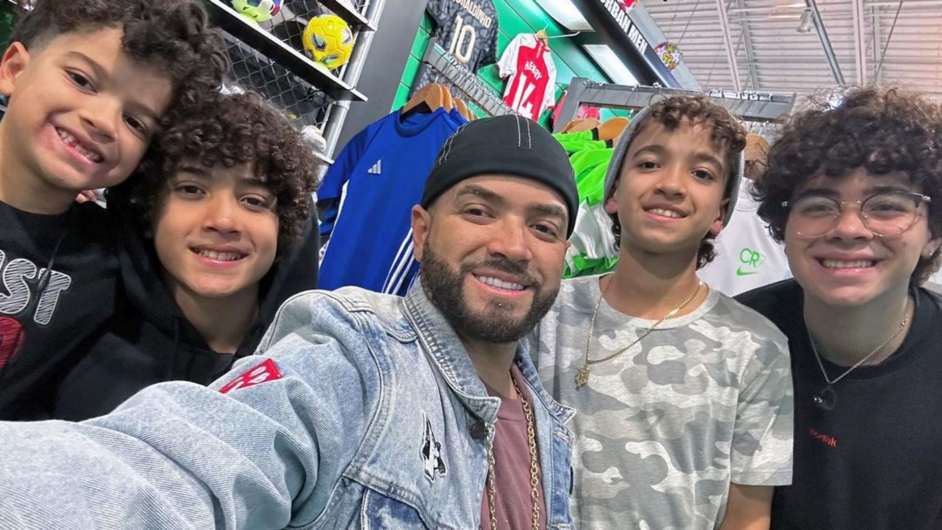 Nacho con sus cuatro hijos mayores