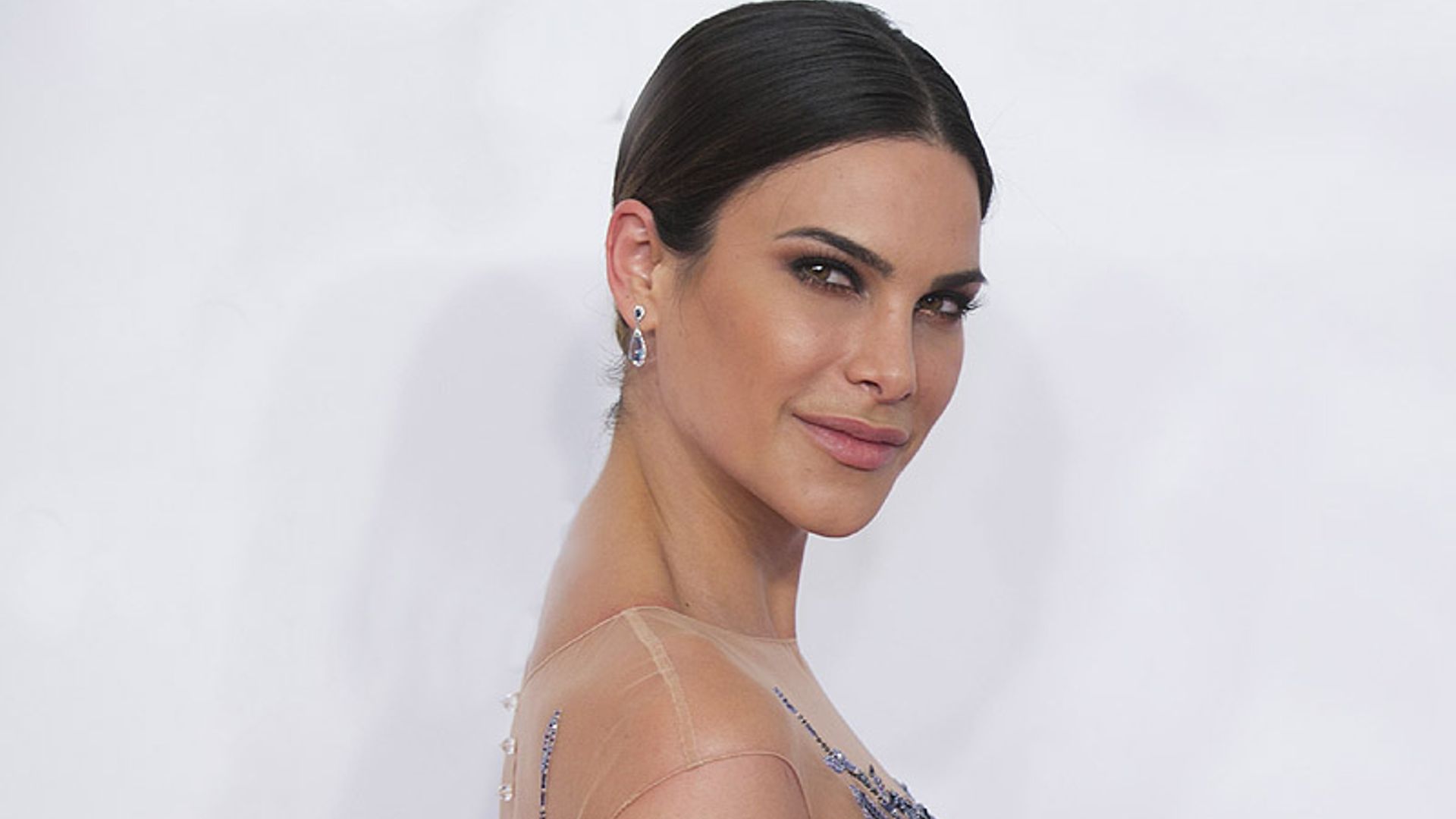 Carla Barber se inspira en el look nupcial de Meghan Markle para su vestido de novia