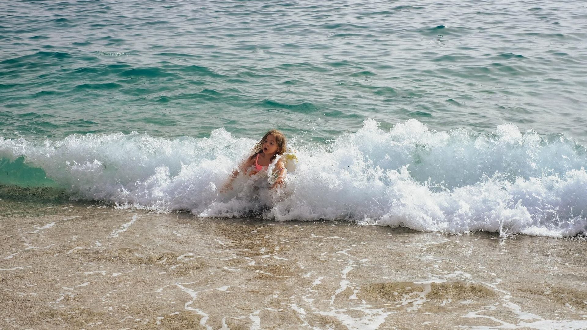 Así puedes ayudar si ves que un niño se está ahogando en la playa o en la piscina