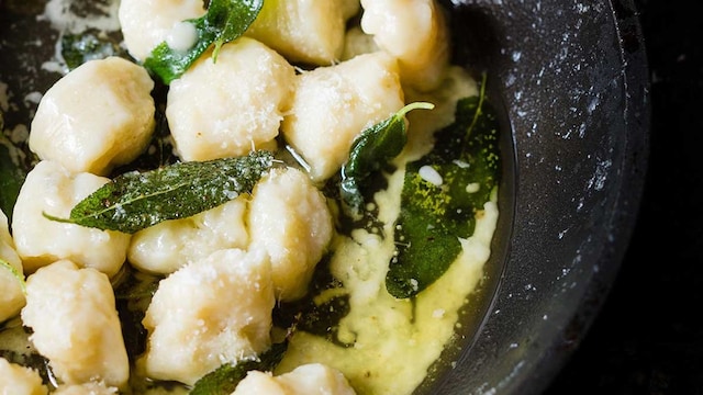 noquis con mantequilla y salvia o gnocchis burro e salvia