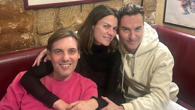 DE RECUERDO
Con mis amigos Pedro Reiss y Alberto Oliveros, cenando en La Tour Montlhéry-Chez Denise