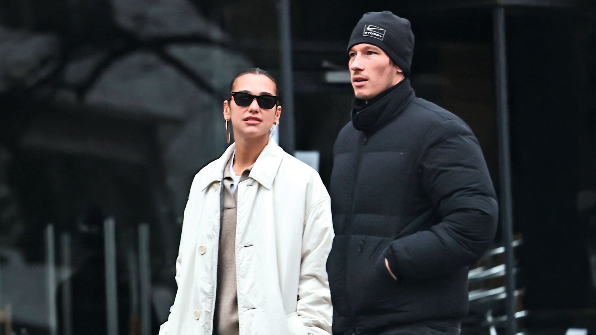 Dua Lipa y su prometido Callum Turner, acompañados de su perro, "Golo". La pareja disfruta de una rutina compartida tras el cierre de la gira de la cantante