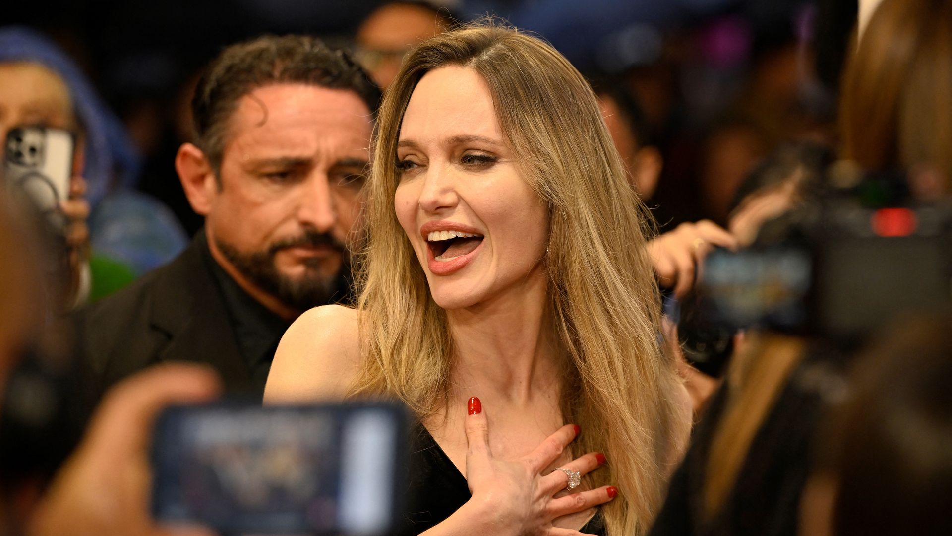 Angelina Jolie apuesta por un vestido negro minimalista en su primera alfombra roja del festival de San Sebastián