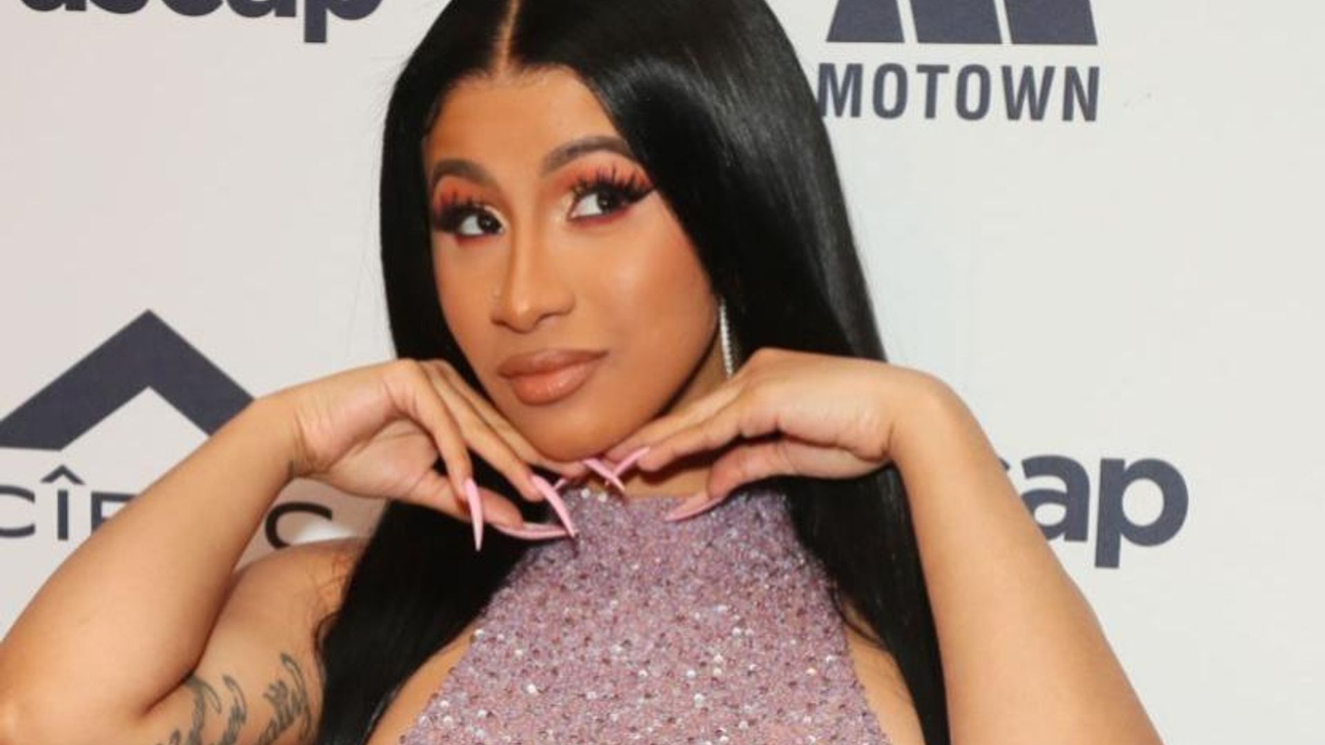 ¿Pestañas como las de Cardi B? Este es su secreto…