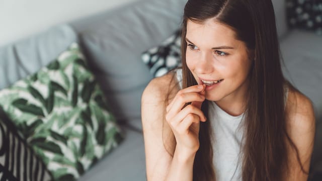 Mujer tomando una pastilla que puede ser berberina