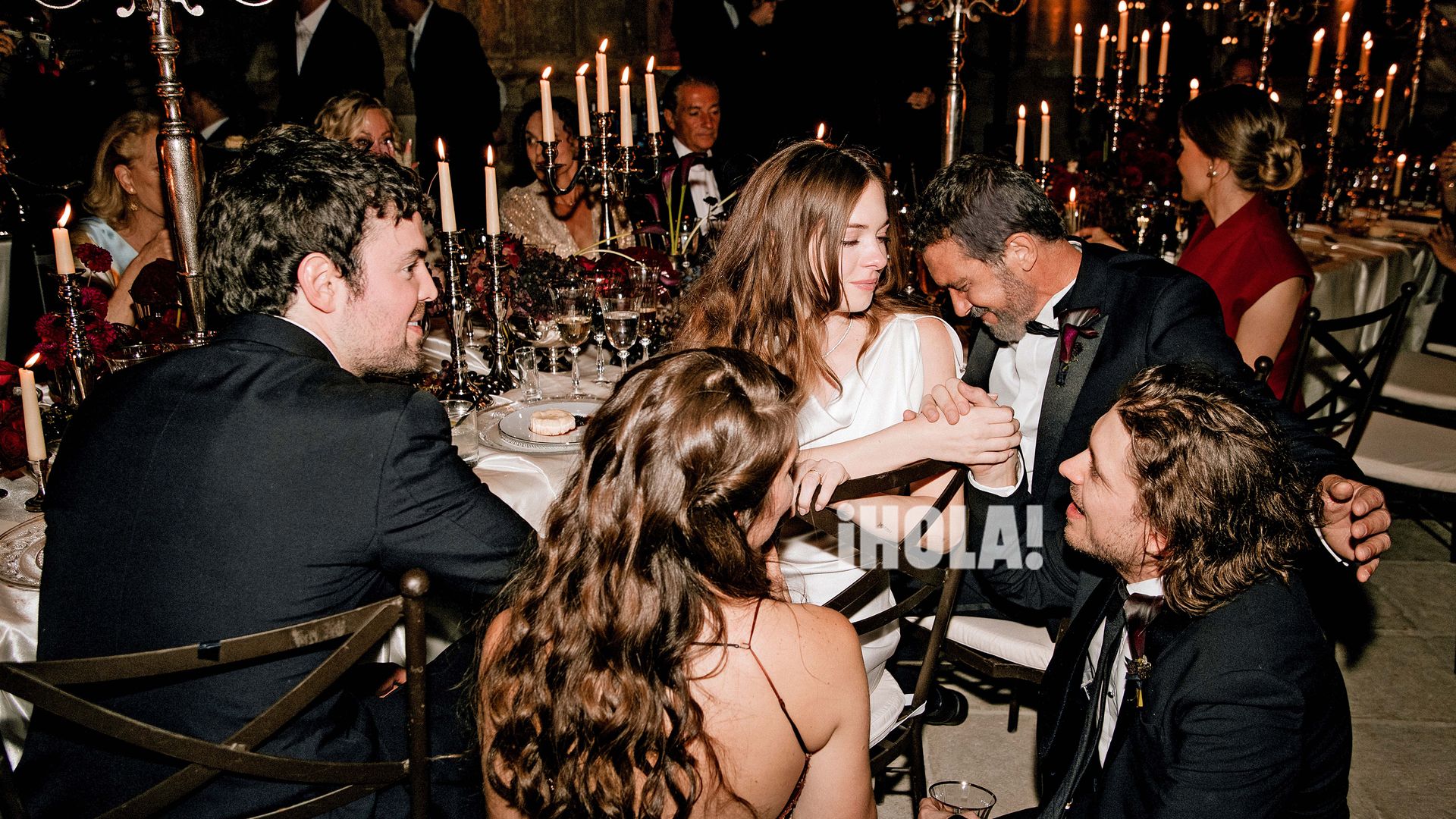 Los recién casados sentados al lado de Adaline Gruszynski, hermana del novio, mientras escuchan las palabras de Antonio Banderas