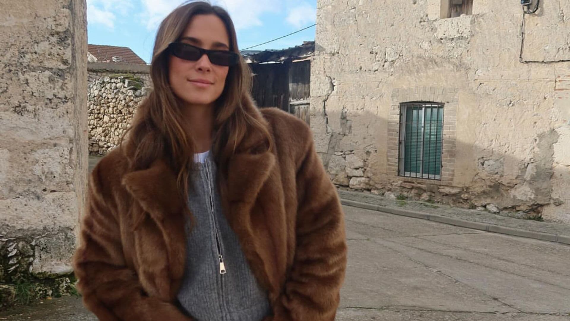 María Pombo estrena el abrigo de pelo que la ha unido con las europeas más estilosas y querrás fichar en rebajas