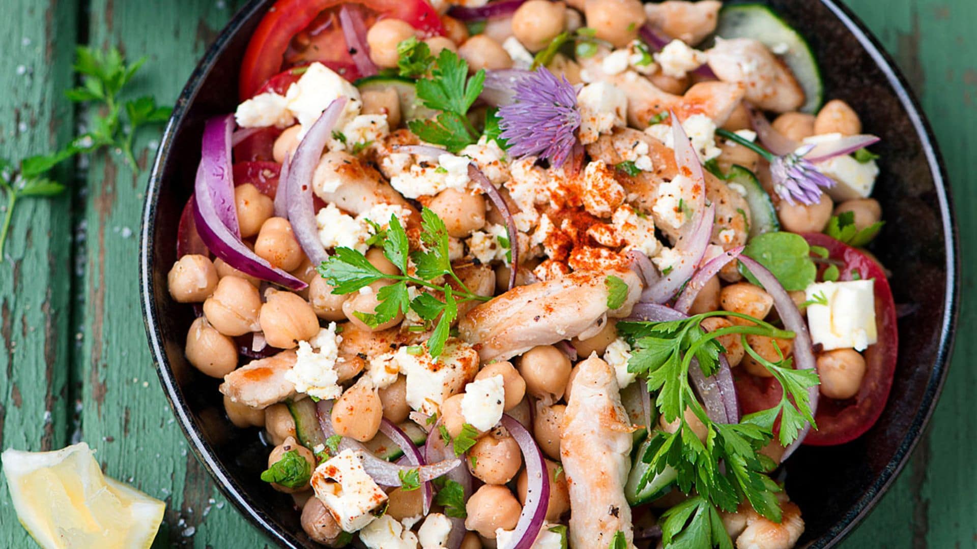 Ensalada templada de garbanzos con pollo
