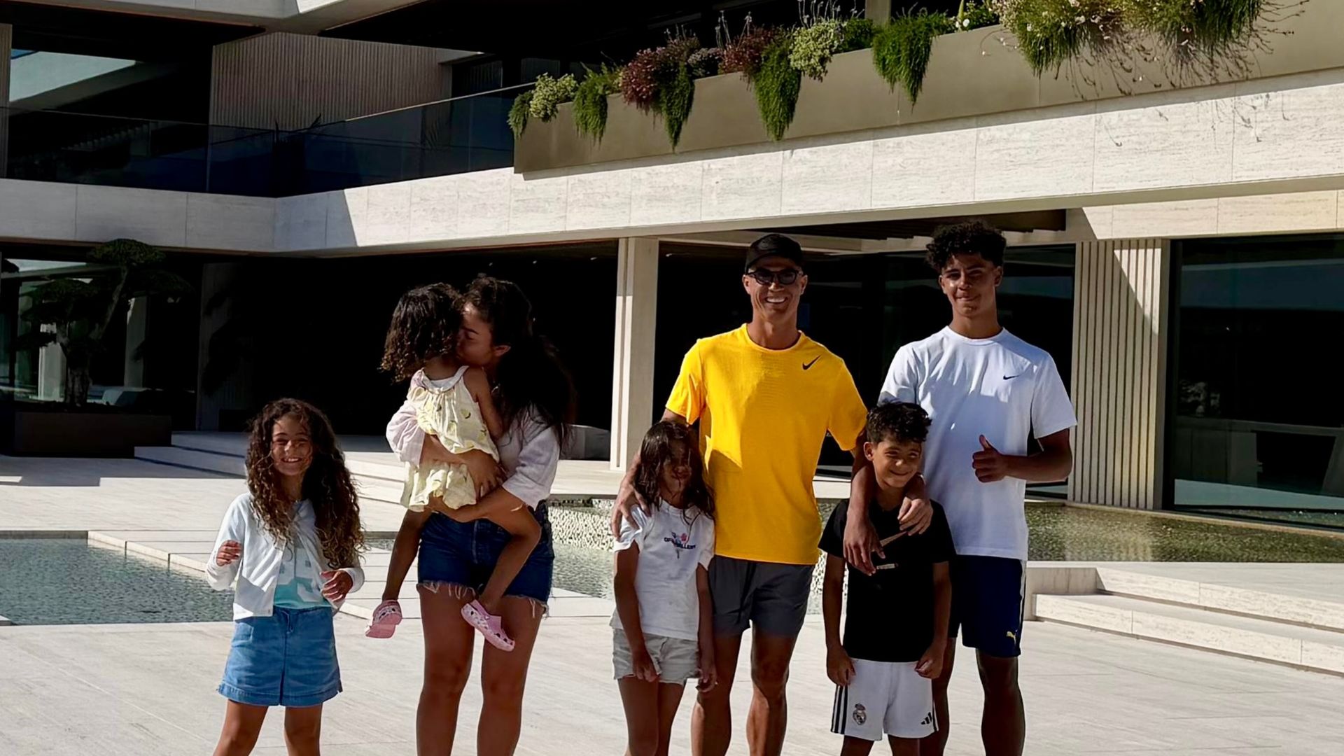 Cristiano Ronaldo, Georgina Rodríguez y sus hijos en su mansión en Portugal.