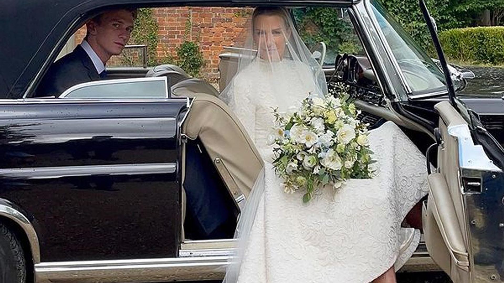 India Hicks, ahijada del príncipe Carlos, una elegante novia con vestido 'midi' a sus 56 años