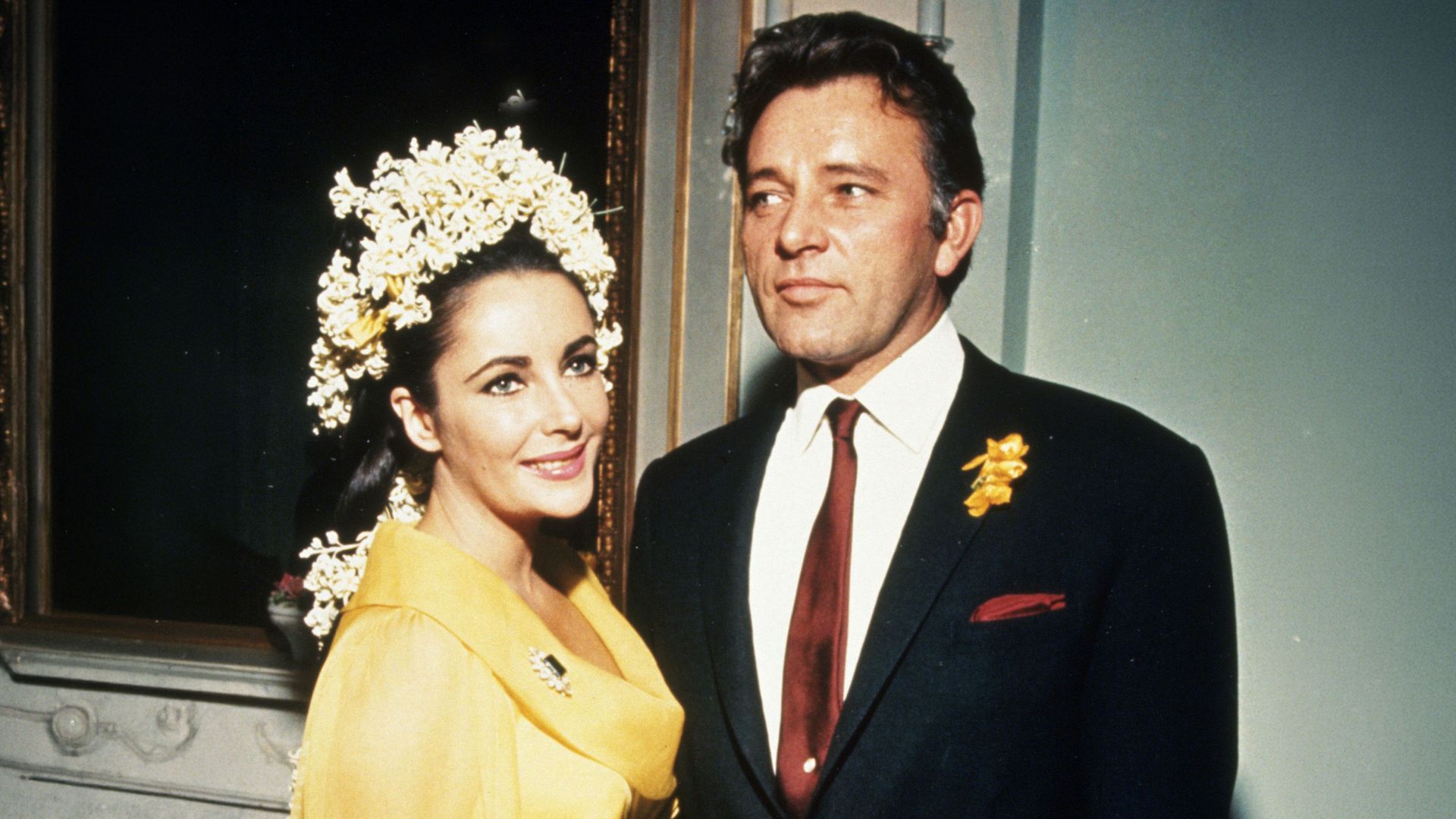 
Elizabeth Taylor y Richard Burton el día de su boda, posando en 1964