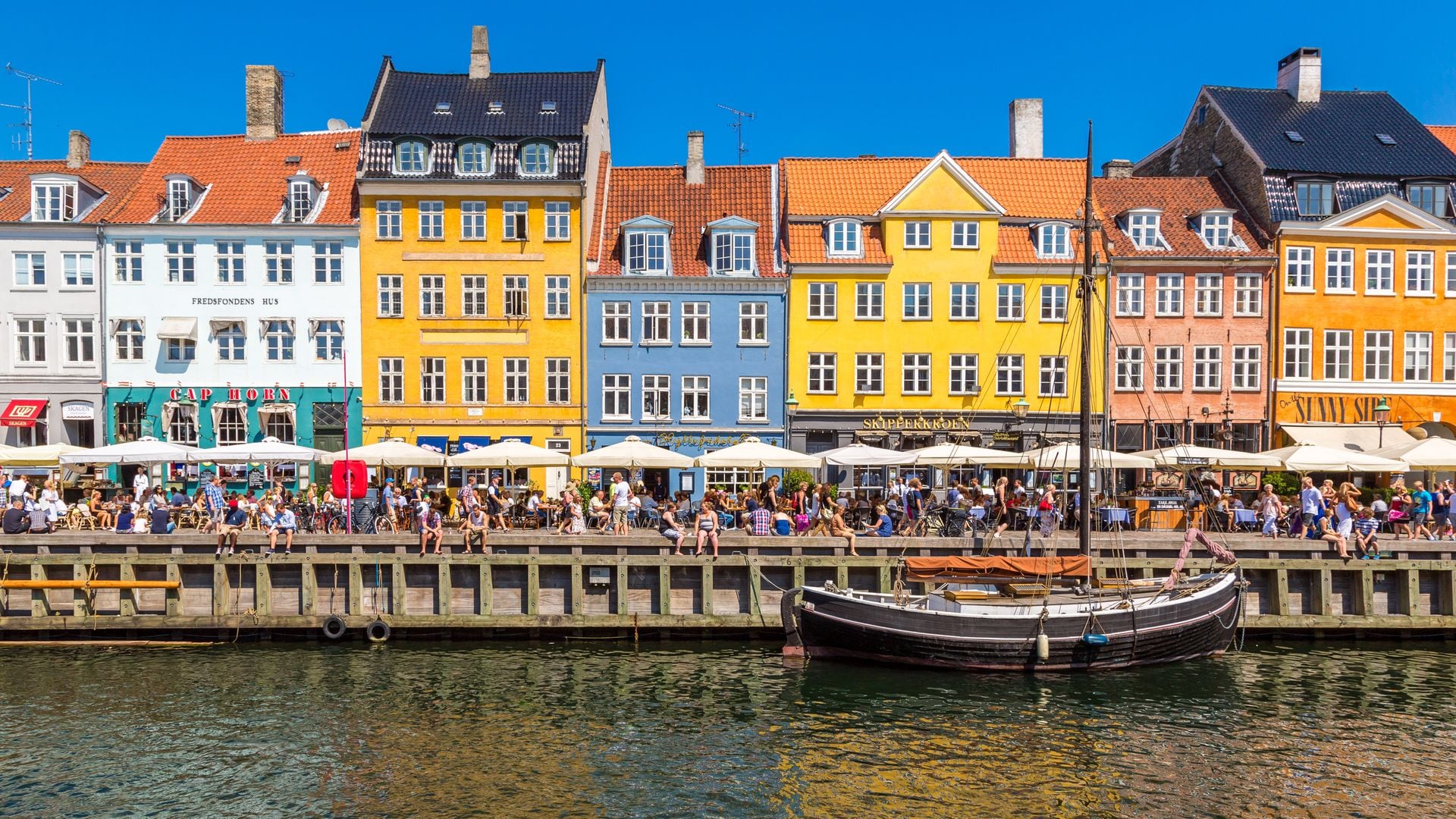 Nyhavn, el distrito más boito y colorido de Copenhague con un montón de planes culturales y gatronómicos que te contamos