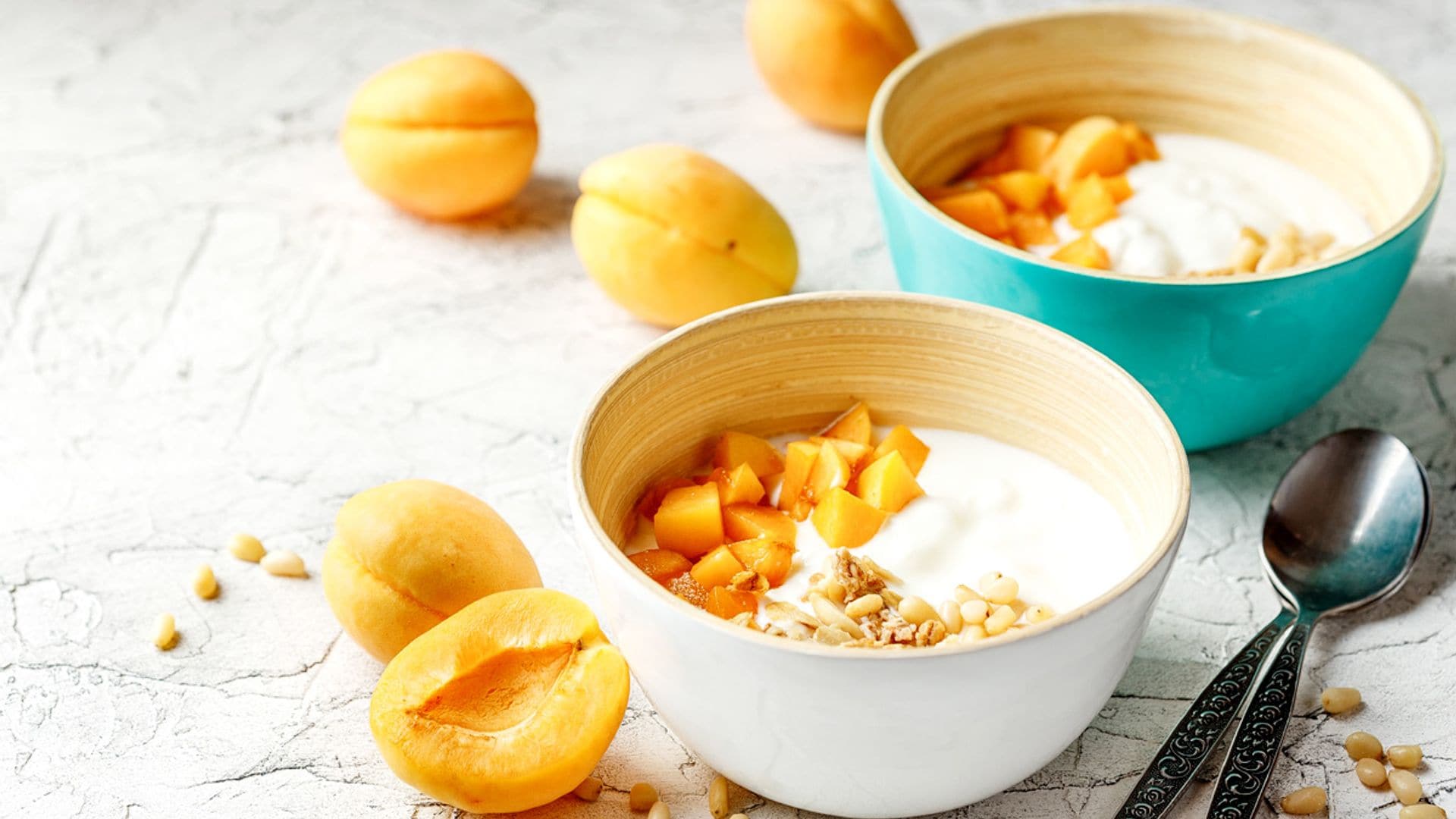 'Bowl' de albaricoques, granola y yogur