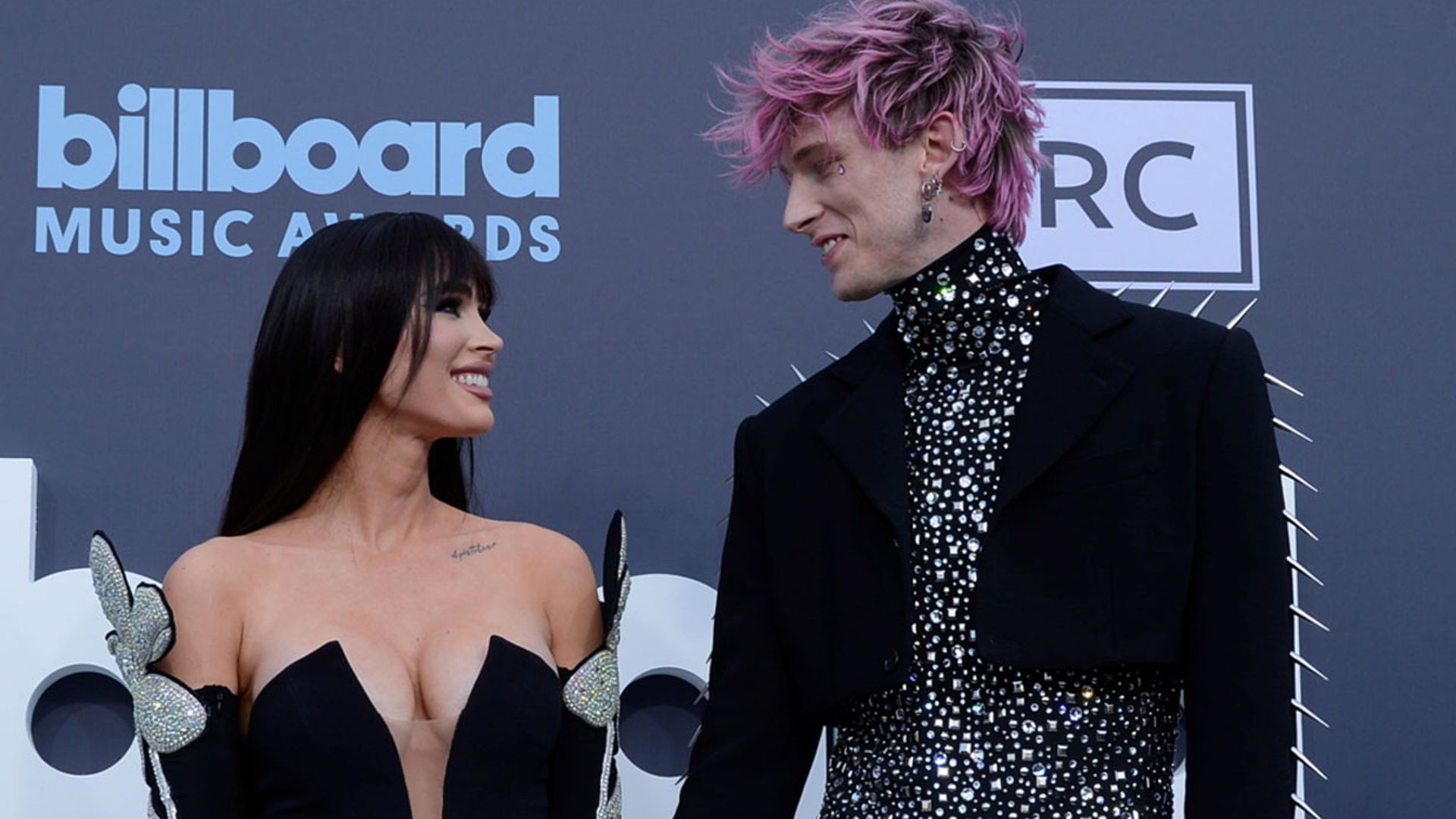 ¿Megan Fox está embarazada? Su pareja, Machine Gun Kelly, desata los rumores con su última actuación