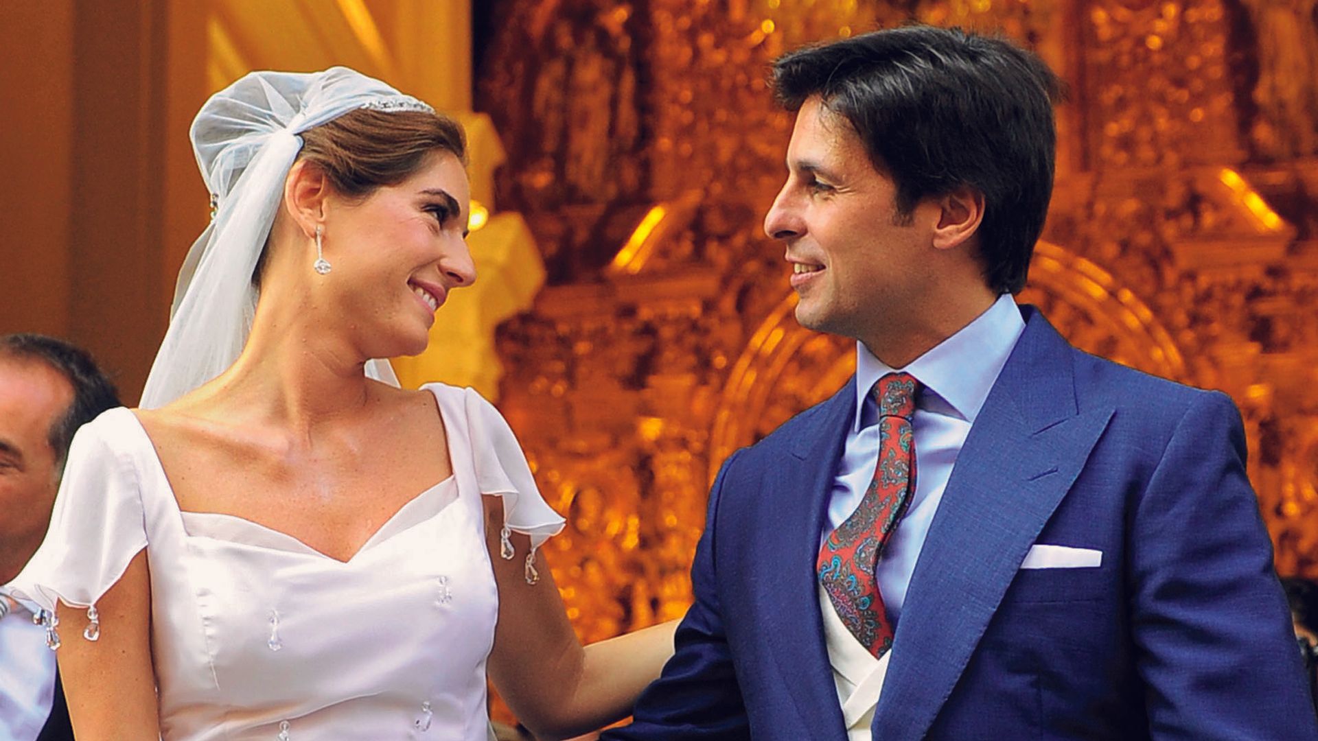 Recordamos la boda religiosa de Lourdes Montes y Francisco Rivera: en Triana, con vestido rosa salmón y zapatos personalizados