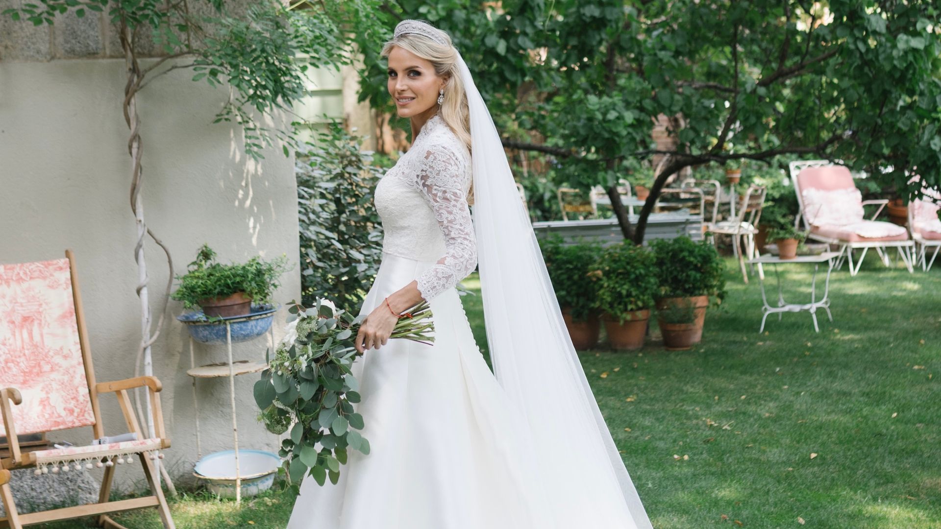 PRIMICIA. La primera imagen de Angie en su boda: un vestido de novia estilo princesa y encaje bordado a mano