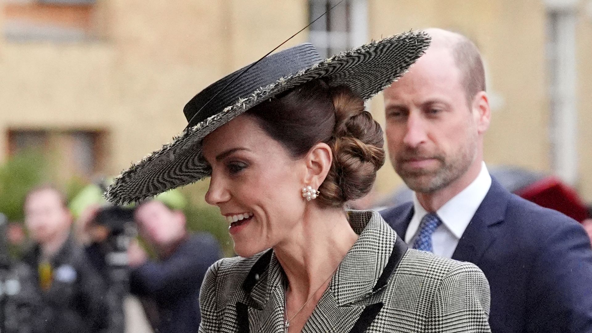 Ana Martínez, estilista: "El moño 'low updo' de Kate Middleton es un acierto porque mantiene la elegancia sin competir con la pamela"
