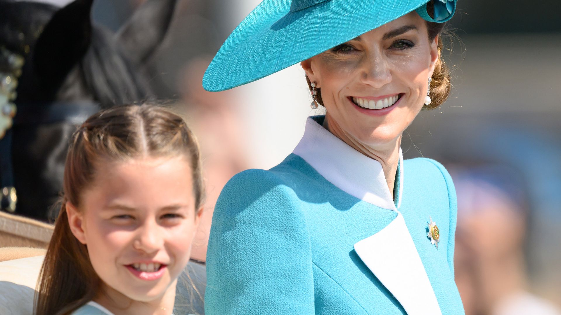 Kate Middleton and Princess Charlotte: Mother and daughter coordinate her styles, which color during troops Kate Middleton and Princess Charlotte: Mother and daughter coordinate her styles, which color during troops