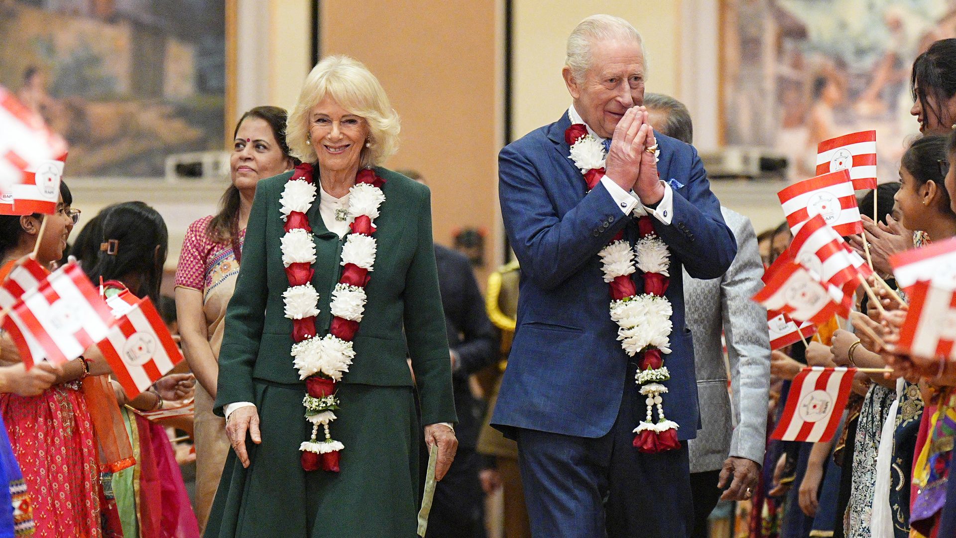 Parece la India, pero es Londres: las sorprendentes fotos de los Reyes Carlos y Camilla en el Templo de Neasden