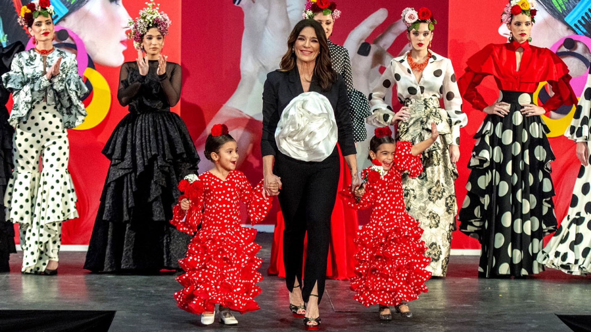 ¡Dos minimodelos flamencas! Las nietas de Raquel Bollo se suben a la pasarela y hacen las delicias de su familia