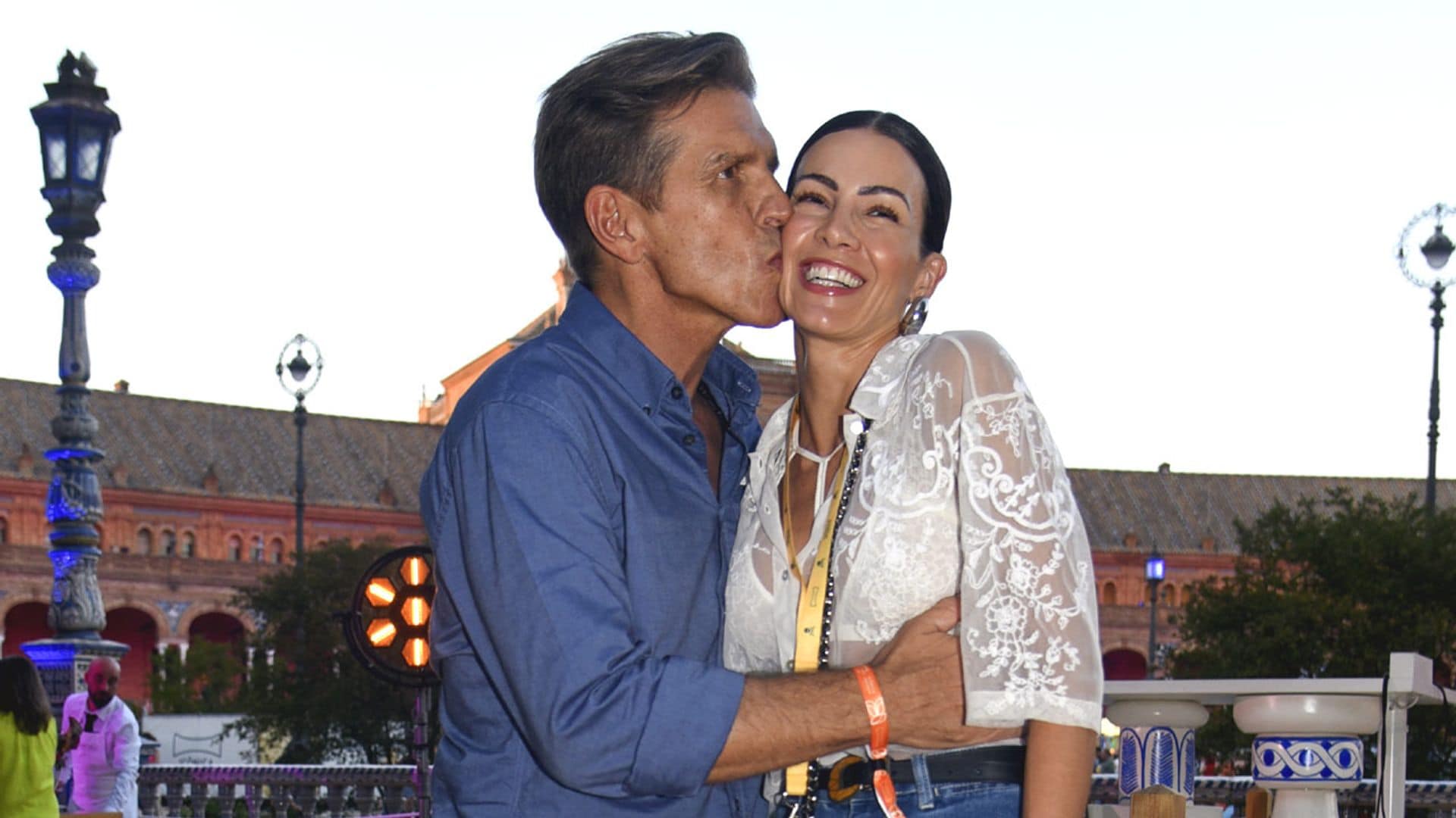 La divertida velada de Manuel Díaz 'El Cordobés' con su mujer y sus hijas moviendo las caderas a ritmo de Marc Anthony
