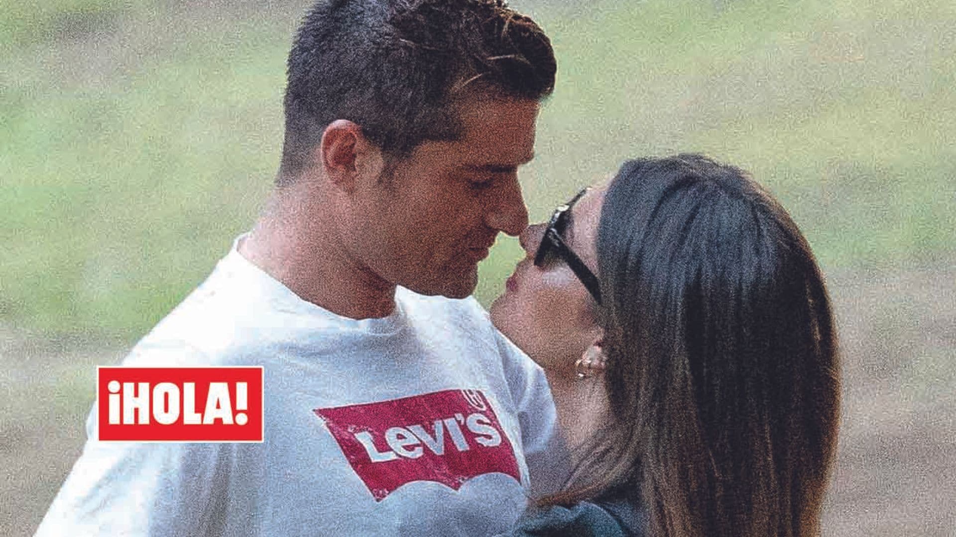 Exclusiva en ¡HOLA!: Alfonso Merlos y Alexia Rivas, las imágenes que resuelven el misterio sobre la pareja