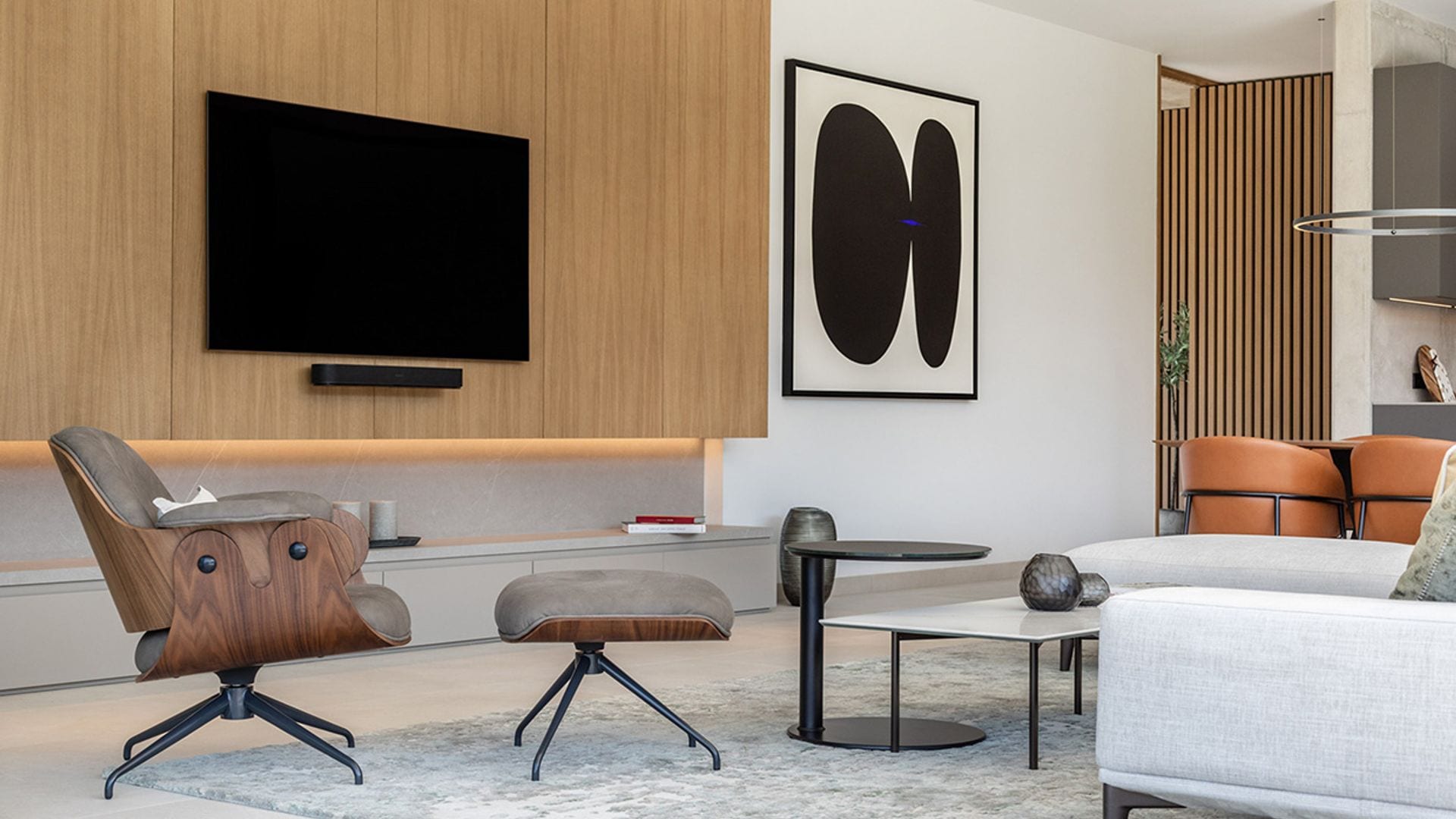Salones decorados con muebles de madera que resultan muy modernos