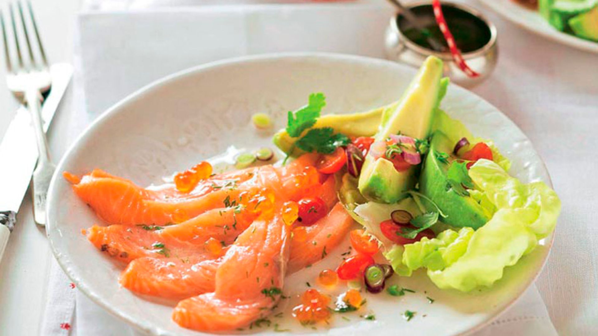 Ceviche de salmón con ensalada de aguacate y tomatitos
