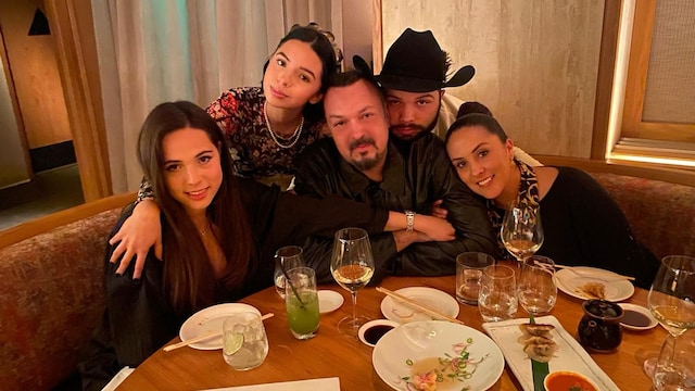 Pepe Aguilar con su esposa Aneliz y sus hijos Leonardo, Ángela y Aneliz.
