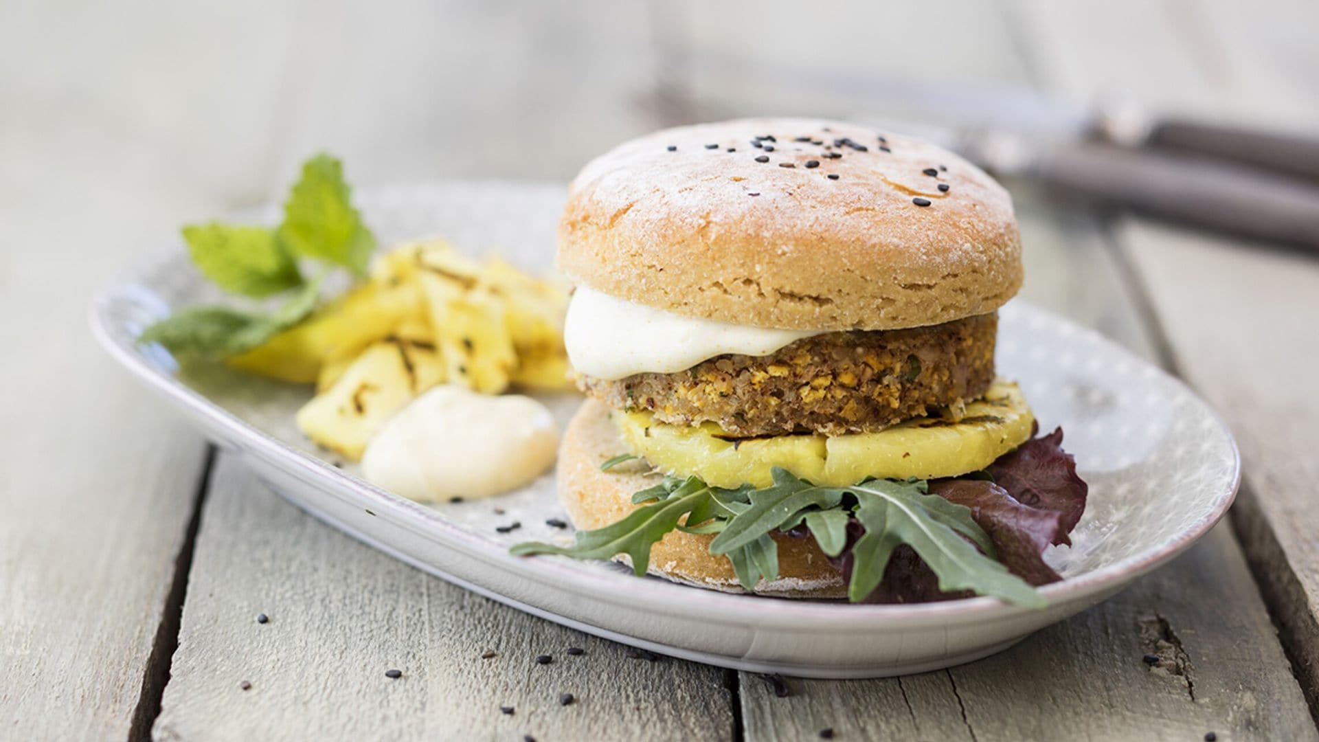 Hamburguesa vegana de altramuces y quinoa con piña