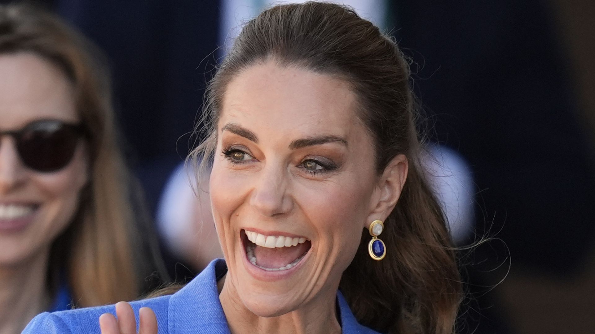 La princesa de Gales saludando a los aficionados