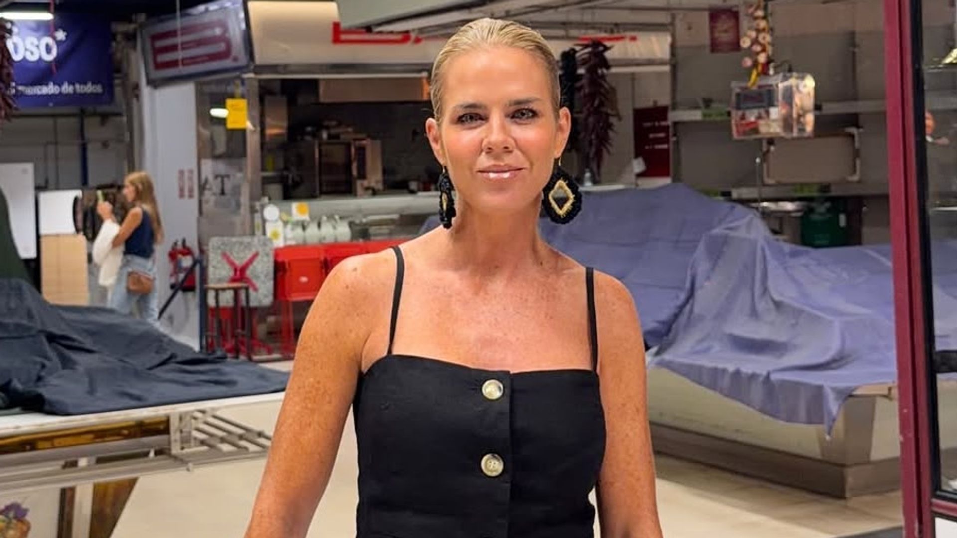 El regreso de Amelia Bono a Madrid con estilo frente al cambio de tiempo: vaqueros 'wide leg' y los pendientes artesanales que comparte con Marta Hazas